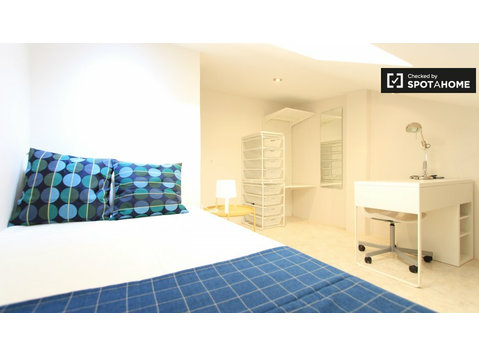 Furnished room in 6-bedroom apartment in Guindalera, Madrid - Kiadó