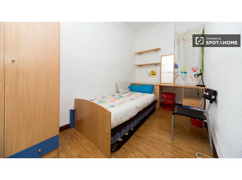 Latina, Madrid'de 6 odalı bir daire bulunan mobilyalı oda - Kiralık