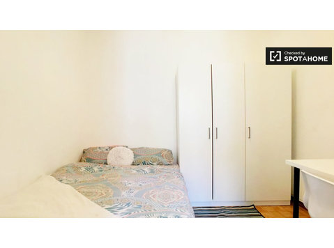 Quarto mobiliado em apartamento de 6 quartos em Lavapiés,… - Aluguel