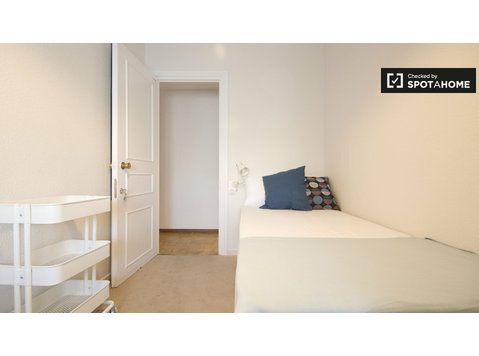 Umeblowany pokój w 6-pokojowym apartamencie w Nueva España… - Do wynajęcia