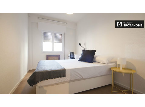 Möbliertes Zimmer in 6-Zimmer-Wohnung in Nueva España Madrid - Zu Vermieten