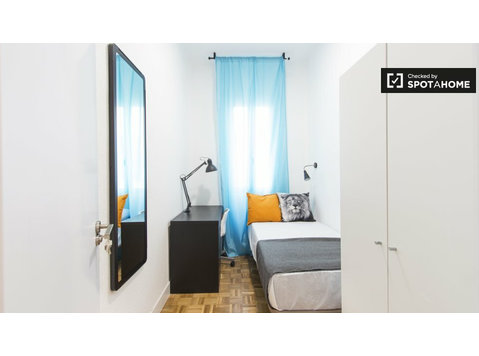 Camera arredata in appartamento con 7 camere da letto,… - In Affitto