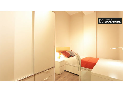 Atocha, Madrid'de 7 yatak odalı daire içinde döşenmiş oda. - Kiralık