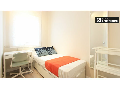 Umeblowany pokój w 7-pokojowym apartamencie w Atocha w… - Do wynajęcia