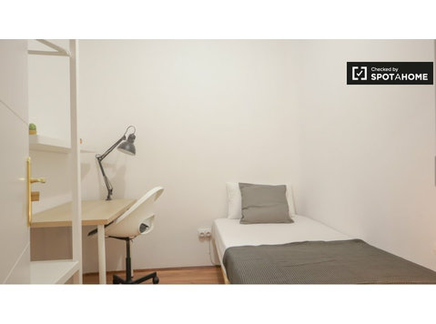 Furnished room in 7-bedroom apartment in Centro, Madrid - Til leje