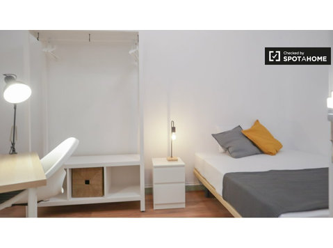 Umeblowany pokój w 7-pokojowym apartamencie w Centro, Madryt - Do wynajęcia