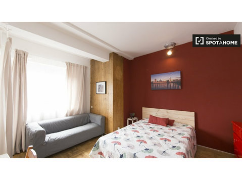 Furnished room in 7-bedroom apartment in Tetuan, Madrid - For Rent