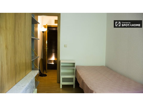 Möbliertes Zimmer in 7-Zimmer-Wohnung in Valverde, Madrid - Zu Vermieten