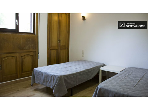 Valverde, Madrid'de 7 yatak odalı dairede mobilyalı oda - Kiralık