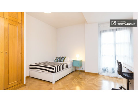 Umeblowany pokój w 8-łóżkowym apartamencie w Cuatro… - Do wynajęcia