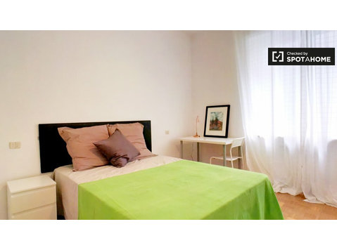 Möbliertes Zimmer in 8-Zimmer-Wohnung, Nueva España, Madrid - Zu Vermieten