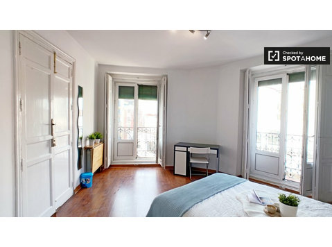 La Latina, Madrid'de 8 yatak odalı dairede mobilyalı oda - Kiralık