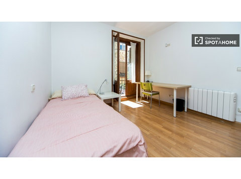 Möbliertes Zimmer in 8-Zimmer-Wohnung in Lavapiés, Madrid - Zu Vermieten