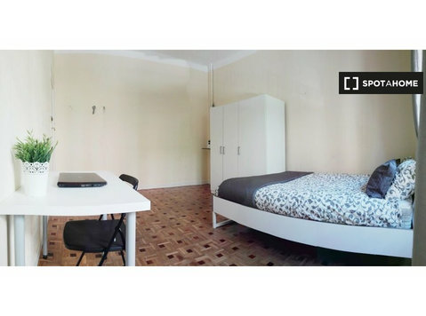Camera arredata in appartamento con 8 camere da letto a… - In Affitto