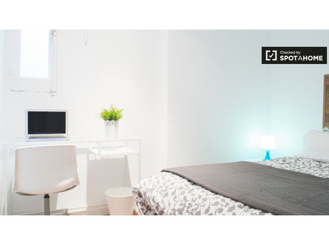 Furnished room in 9-bedroom apartment in Lavapiés, Madrid - Aluguel
