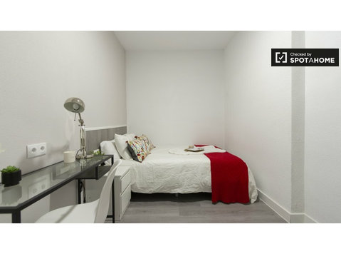 Madrid, Rios Rosas'ta 9 yatak odalı dairede mobilyalı oda - Kiralık