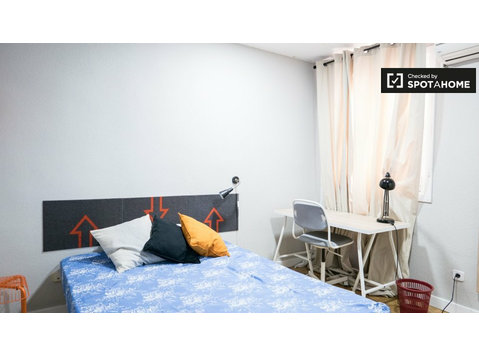 Habitación amueblada en un apartamento de 15 habitaciones… - Alquiler