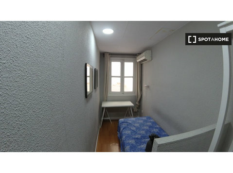 Moncloa, Madrid'de 15 yatak odalı bir dairede döşenmiş oda - Kiralık