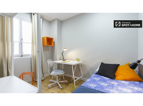 Chambre meublée dans un appartement de 15 chambres à… - À louer