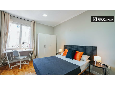 Umeblowany pokój w 15-pokojowym apartamencie w Moncloa w… - Do wynajęcia