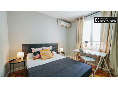 Furnished room in a 15-bedroom apartment in Moncloa, Madrid - 임대