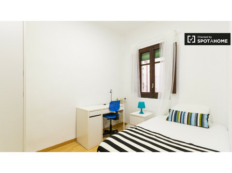 Camera arredata in appartamento a Atocha e Delicias, Madrid - In Affitto