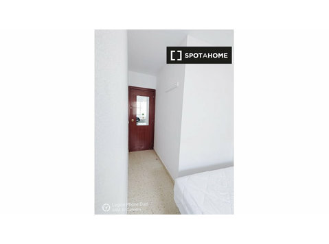 Camera arredata in appartamento a Puente de Vallecas, Madrid - In Affitto