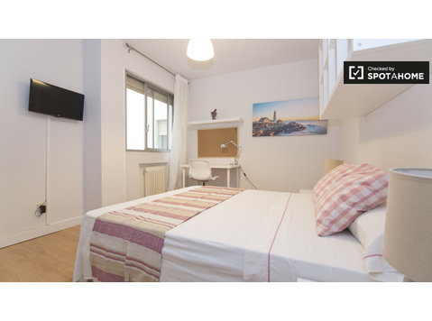 Möbliertes Zimmer in einer Wohngemeinschaft in Alcalá de… - Zu Vermieten