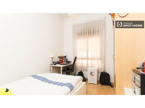 Furnished room in shared apartment in Guindalera, Madrid - Til leje