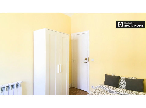 Chambre meublée dans un appartement partagé à Latina, Madrid - À louer