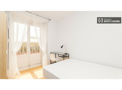 Chambre meublée dans un appartement partagé à Latina, Madrid - À louer