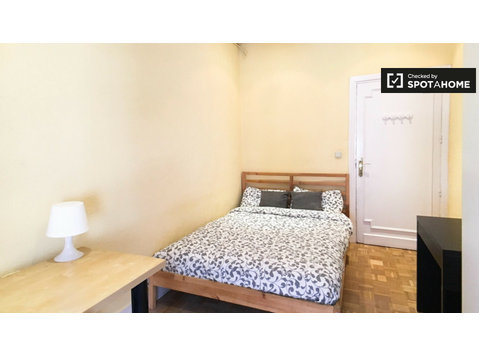 Umeblowany pokój we wspólnym mieszkaniu w Latina, Madryt - Do wynajęcia
