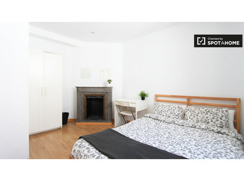Umeblowany pokój we wspólnym mieszkaniu w Madrycie - Do wynajęcia