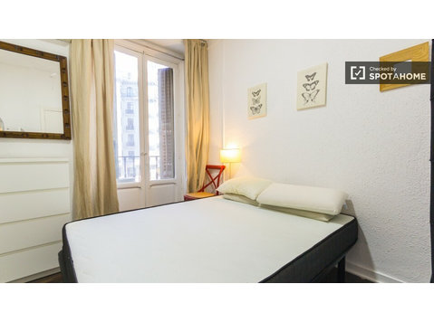 Camera arredata in appartamento condiviso a Malasaña, Madrid - In Affitto