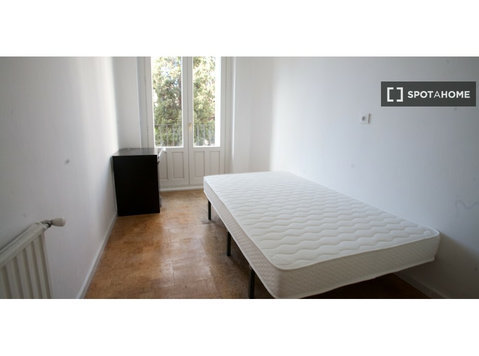 Möbliertes Zimmer in einer Wohngemeinschaft in Palacio,… - Zu Vermieten