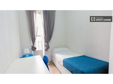 Furnished room in shared apartment in Puerta del Sol, Madrid - 	
Uthyres