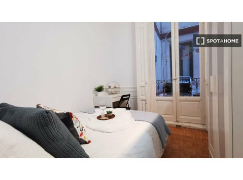 Madrid'de Puerta del Sol'da bulunan ortak bir dairede… - Kiralık
