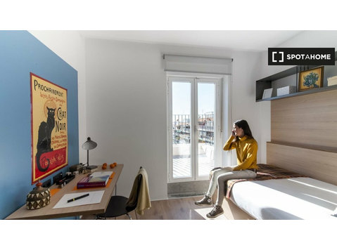 Great room for rent 1-bedroom apartment in Salamanca, Madrid - De inchiriat