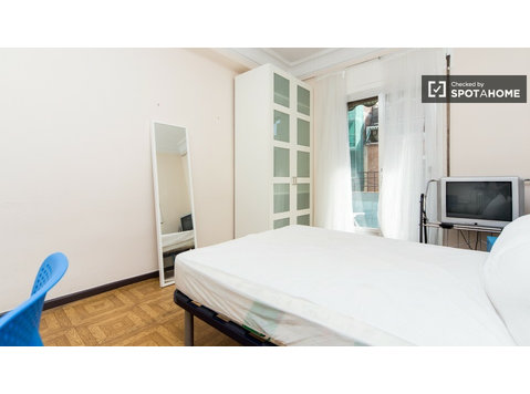 Great room in 5-bedroom apartment in Embajadores, Madrid - Под наем