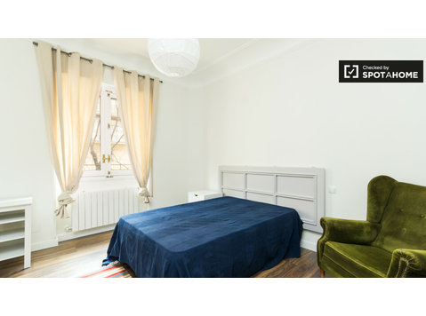 Grande chambre dans un appartement de 7 chambres à… - À louer