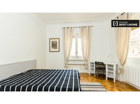 Argüelles, Madrid'de 7 yatak odalı dairede harika oda - Kiralık