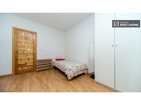 Wspaniały pokój w 8-pokojowym apartamencie w Lavapiés w… - Do wynajęcia