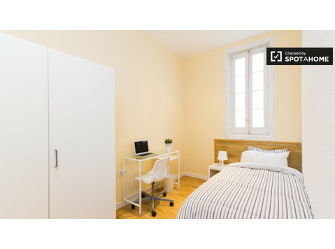 Great room in 9-bedroom apartment in La Latina, Madrid - 出租