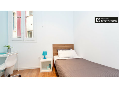 Great room in 9-bedroom apartment in Lavapiés, Madrid - Annan üürile