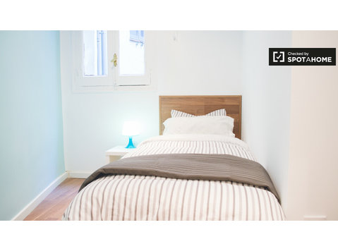 Great room in 9-bedroom apartment in Lavapiés, Madrid - For Rent