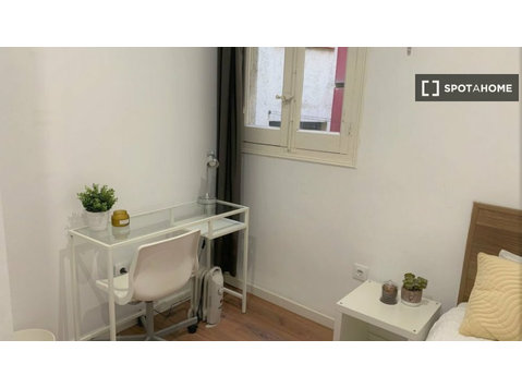 Grande quarto em apartamento de 9 quartos em Lavapiés,… - Aluguel