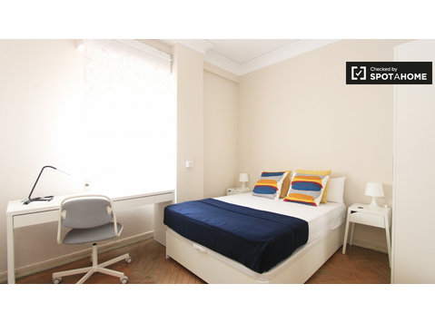 Moncloa, Madrid'de 9 odalı bir daire bulunan büyük oda - Kiralık