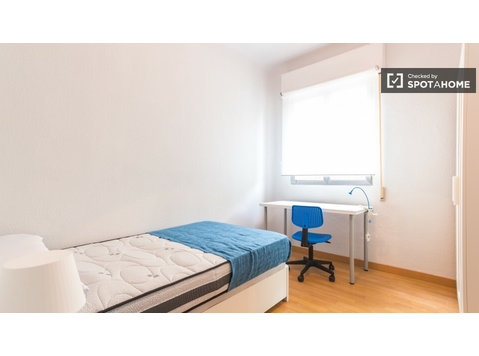 Grande quarto em apartamento em Atocha e Delicias, Madrid - Aluguel