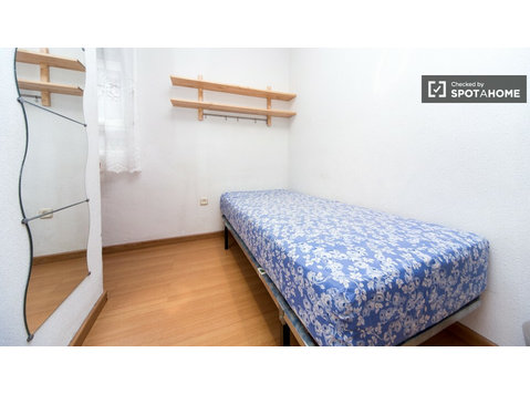 Grande camera in appartamento condiviso a Chamberí, Madrid - In Affitto