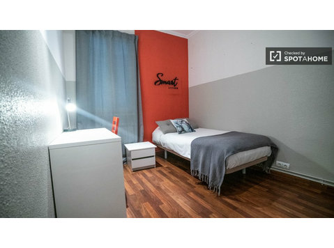 Przystojny pokój w dużym mieszkaniu w Salamance, Madryt - Do wynajęcia